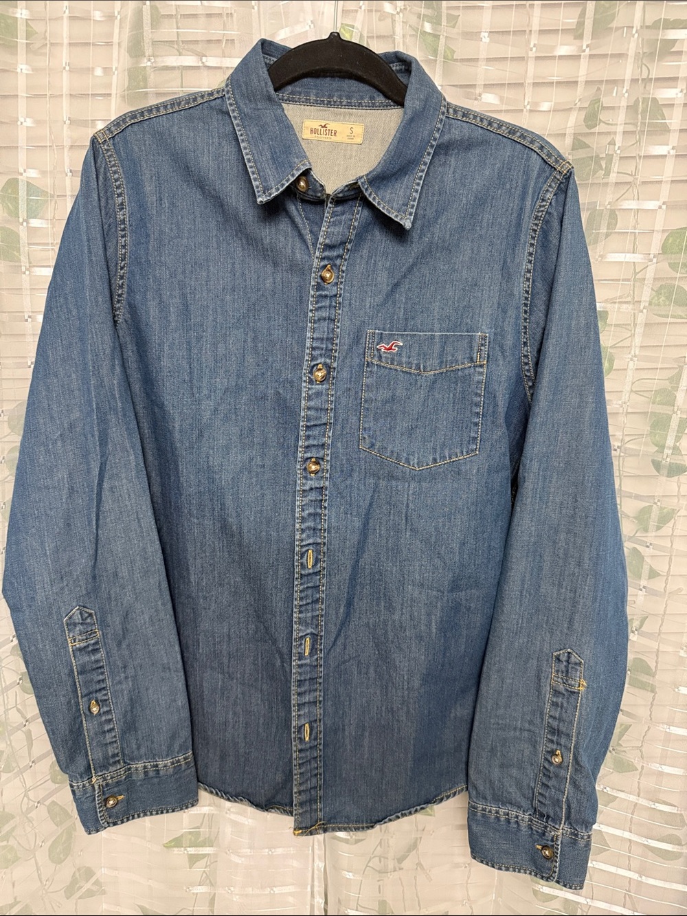 Hollister Men's Classic Denim Button-Down Shirt - Blue